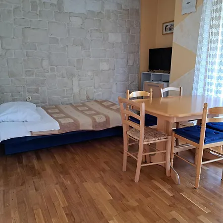 Sabina I Grapes Malinska