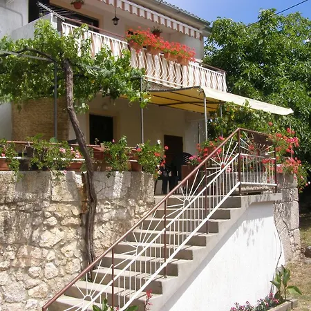 Sabina I Grapes Apartmán *