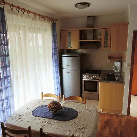 Sabina I Grapes Malinska