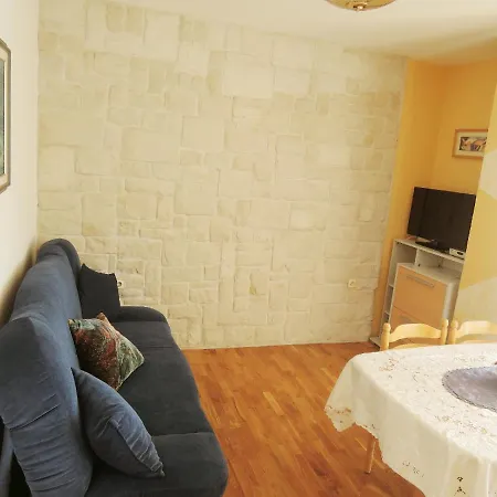 Sabina I Grapes * Malinska