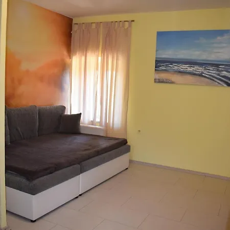 Sabina I Grapes Malinska